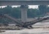 Vários carros caem ao rio após inundações danificarm ponte na China