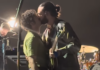 Juiz rejeita acusar membros dos The 1975 por beijo gay em festival de música da Malásia