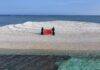 China e Filipinas exibem bandeiras num recife disputado no mar do Sul da China