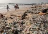 Indonésia enfrenta crise de resíduos nas praias